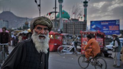 Un hombre camina en Kabul.