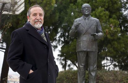 El exalcalde Juan Barranco, junto a la estatua en homenaje a Tierno Galv&aacute;n en La Almudena.