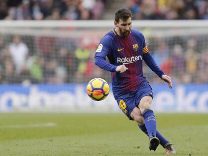 Messi lanza una falta ante el Celta.