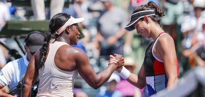Stephens y Muguruza se saludan al término del partido en Miami.