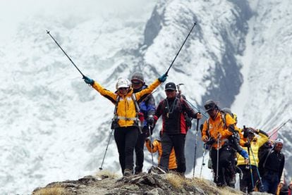 La surcoreana Oh Eun-sun (en primer término), con su comitiva, en Nepal, el 29 de abril de 2010, cuando se proclamó como la primera mujer que había conquistado todas las cumbres de más de 8.000 metros.