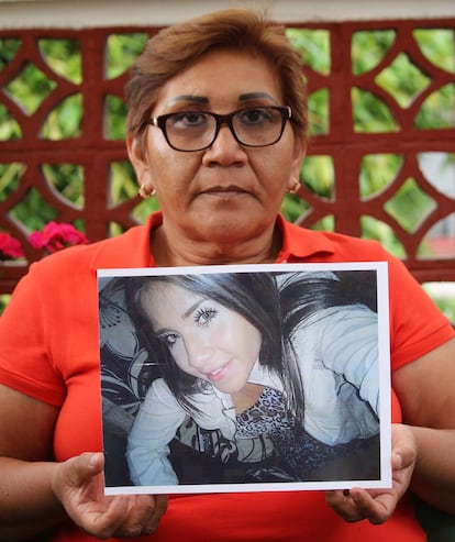 Sandra Luz Román sostiene una fotografía de su hija desaparecida, Ivette Melissa Flores Román.