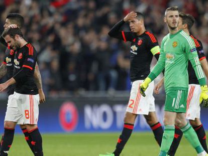 Jugadores del Mancester United tras la derrota ante el PSV.