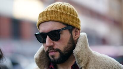 Los gorros de lana pueden conseguir un efecto estiloso combinado con las prendas adecuadas. GETTY IMAGES.
