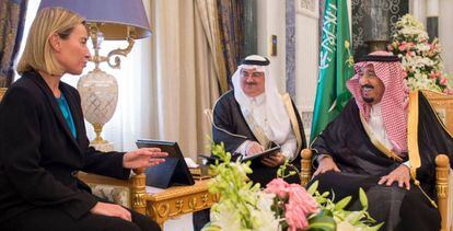 El rey Salman bin Abdulaziz, en un encuentro con una representante de la UE.