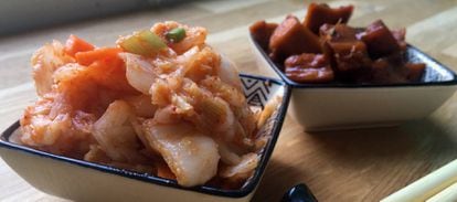 Kimchi de col china y de nabo daikon y mango verde (con soja).