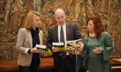 Arantza Quiroga, Iñigo Lamarca y Julia Hernández, adjunta al Ararteko, de izquierda a derecha ayer, en el Parlamento. 