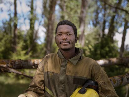 El burkinés Yiboula Emmanuel Bazie es bombero forestal en Quintana Redonda, Soria, donde lleva viviendo cinco años, y llegó a España en 2004 - Bazie, en un monte cerca de su casa, con el traje de bombero forestal.
