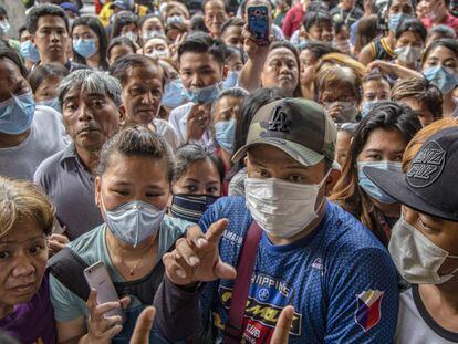 Un grupo de filipinos busca comprar mascarillas en Manila. En vídeo, declaraciones de Francisco Duque, secretario de Salud de Filipinas.