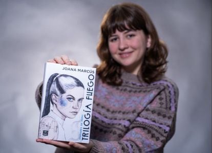 La escritora Joana Marcús con la edición impresa de su novela 'Ciudades de humo'.