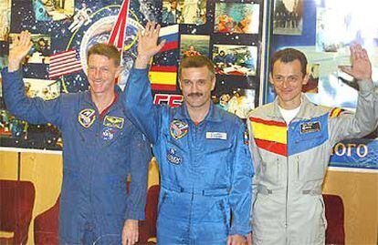 De izquierda a derecha, los astronautas Michael Foale, Alexander Kaleri y Pedro Duque, ayer, en la base de Baikonur. 

/ ASSOCIATED PRESS