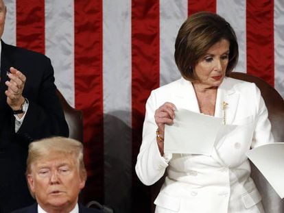 La presidenta del Congreso, Nancy Pelosi, rasga una copia del discurso de Trump del estado de la Unión.