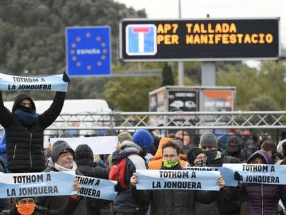 Un grupo de manifestantes convocados por Tsunami Democràtic cortan en noviembre la AP-7 en La Jonquera.