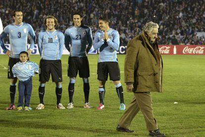 Los jugadores de La Celeste, con el presidente uruguayo, José Mujica.