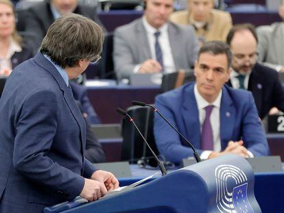 Carles Puigdemont se dirige al presidente del Gobierno, Pedro Sánchez, durante su intervención en el pleno del Parlamento Europeo en Estrasburgo.