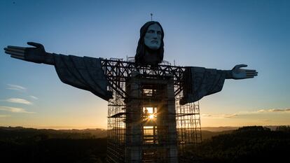 Una vista del Cristo de 43 metros que se construye en la ciudad de Encantado tomada este lunes.