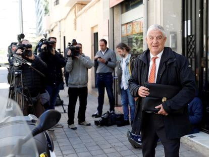 El abogado Jose María Fuster Fabra sale de la casa del expresidente del FC Barcelona Sandro Rosell.