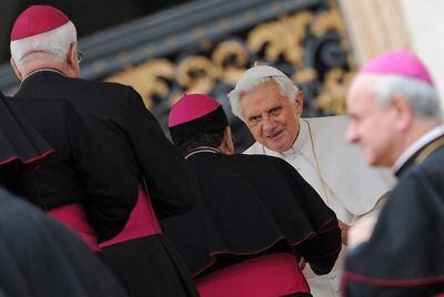 El Papa saluda a varios obispos después de una audiencia en la plaza de San Pedro.