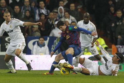 Messi trata de desembarazarse de Ramos con Pepe y Lass al quite.