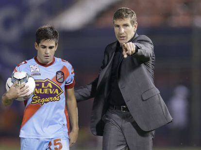 Mart&iacute;n Palermo da instrucciones como entrenador del Arsenal. 