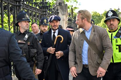 El exfutbolista David Beckham hizo cola durante 12 horas para despedirse de la monarca, el viernes.