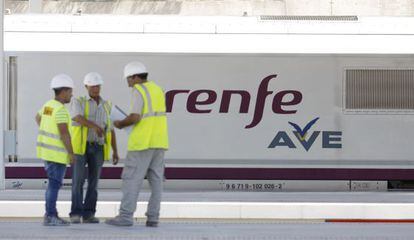 Operarios de Adif trabajan en la estación del AVE de Alicante.