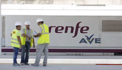 Operarios de Adif trabajan en la estaci&oacute;n del AVE de Alicante.