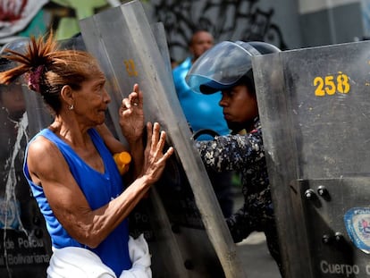 Una mujer se enfrenta a la polic&iacute;a reclamando alimentos en Caracas, Venezuela.