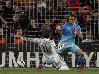 Bravo davant de Bale en l'últim clàssic al Camp Nou.