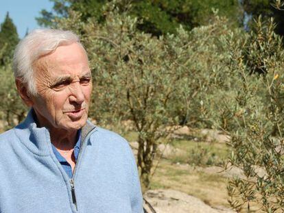 Charles Aznavour en el olivar de su finca cerca de Mouries.