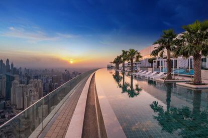 La pasada primavera se inauguró la ‘infinity pool’ más alta del mundo. Y, cómo no, está en <a href="https://elviajero.elpais.com/elviajero/2019/03/22/album/1553267063_293647.html" target="_blank">Dubái </a> (EAU), la misma ciudad que también acoge el edificio más alto del mundo (Burj Khalifa) o el mayor centro comercial. Se encuentra en la última planta del hotel <a href="https://www.addresshotels.com/en/resorts/address-beach-resort/" target="_blank">Dubái </a> (la 77), y desde sus casi 300 metros de altura se despliega el ‘skyline’ de la metrópoli y algunos de sus hitos arquitectónicos, como La Palmera, un extravagante distrito construido sobre el mar.