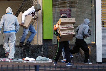 Varios jóvenes saquean una tienda de electrónica en el centro de Birmingham.