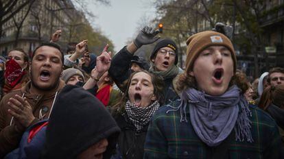 Varios manifestantes este viernes durante la huelga general convocada en Francia.