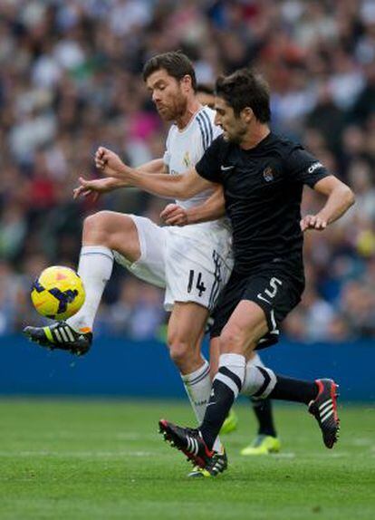 Xabi Alonso pugna con Bergara.