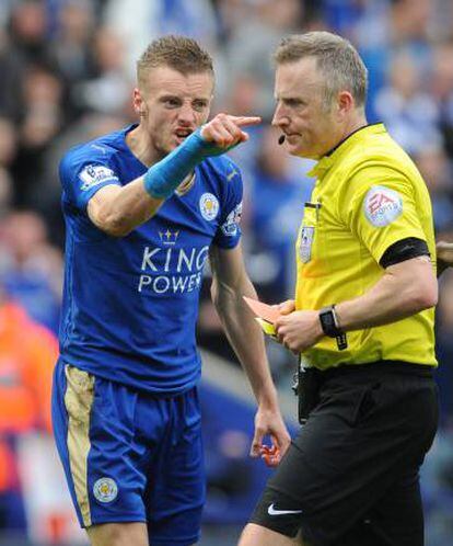 Vardy protesta ante Jonathan Moss.