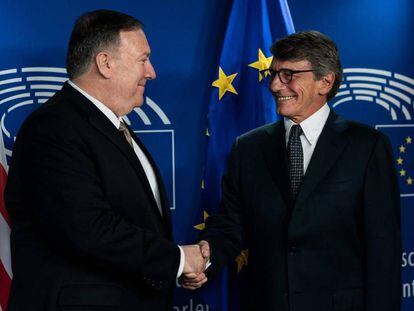 El presidente del Parlamento Europeo, David Sassoli (derecha) recibe a Mike Pompeo en Bruselas.