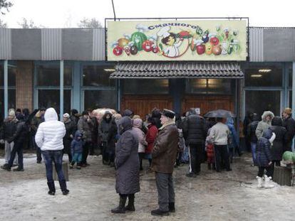 Desplazados esperan para recibir comida en un sanatorio en Svyatohirsk (este de Ucrania) habilitado para acogerles, en febrero.