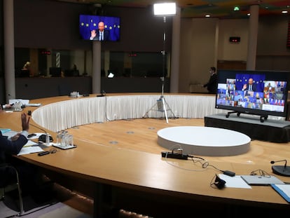 El presidente del Consejo Europeo, Charles Michel, se dirige a los gobernantes de los países de la UE al inicio de la cumbre telemática, este jueves en Bruselas.