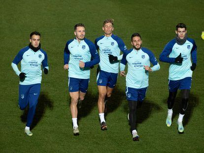 Los jugadores del Atlético de Madrid durante el entrenamiento previo al partido con el Barcelona de este domingo.
