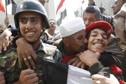 Un <i>fellah</i> (campesino) celebra con dos soldados el discurso de Sharaf en El Cairo.