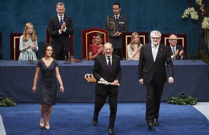 Los representantes del Museo del Prado, tras recoger el Premio Princesa de Asturias de Comunicación y Humanidades el pasado 18 de octubre. Desde la izquierda, Laura Fernández, Javier Solana y Miguel Falomir.