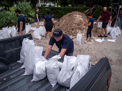 Voluntarios llenan bolsas de arena en Tampa (Florida) ante la llegada del huracán 'Ian', este martes.