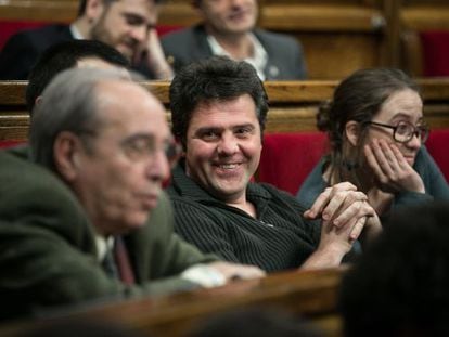 Julià de Jòdar junto a Josep Manel Busqueta en el Parlament.