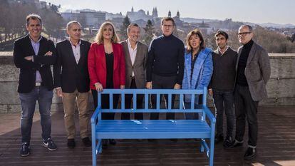 Feijóo, durante la presentación en enero de sus candidatos en las ciudades. De rojo, Elena Muñoz, y de gafas y con chaqueta, Jesús Vázquez.