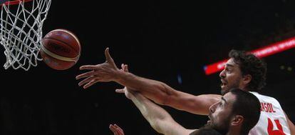Gasol lanza ante Valanciunas.