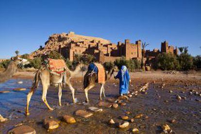 Un camellero bereber ante la ciudad fortificada de Ait Ben Hadu, en la región marroquí de Ouarzazate.