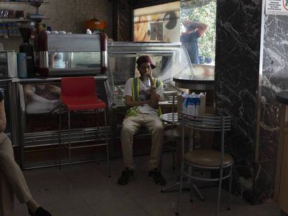 Un grupo de personas aguarda en una panadería de Caracas durante el apagón. En el vídeo, de Reuters, comparecencia de Guaidó.