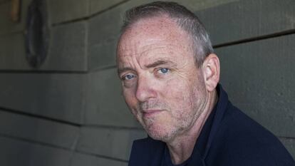 Dennis Lehane posa para EL PAÍS en Santa Mónica, California, en 2019.
