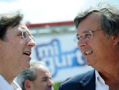 El presidente del grupo español Pascual, Tomás Pascual (i), habla con el embajador español en Venezuela, Antonio Perez-Hernández y Torra (d),  durante la inauguración de la fábrica de yogures MiGurt, en la ciudad de Valencia, Estado Carabobo.