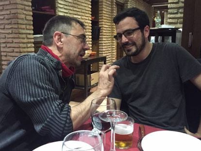 Juan Carlos Monedero conversa con Alberto Garzón en una cena en Córdoba.